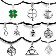 Collana nera con ciondolo